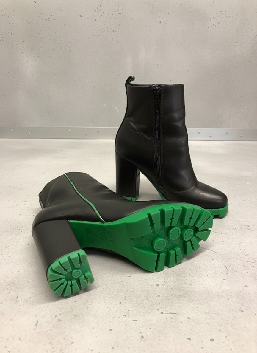 Bota Ankle Boot Couro Salto Bloco Tratorado - AREZZO / 36