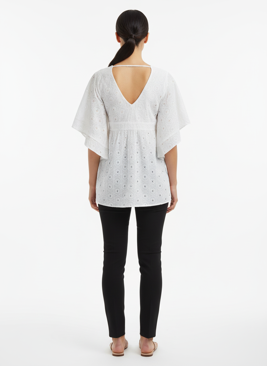 Bata Branca Bordado Vazado Decote V