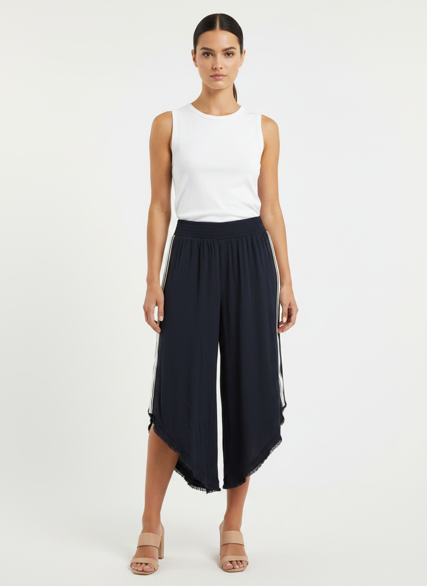 Calça Pantacourt Navy com Faixa Lateral e Barra Desfiada - FARM / P